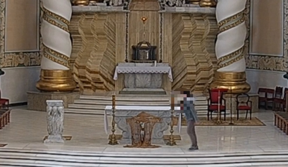 33-letni białostoczanin opluł ołtarz i rzucił krzyżem oplul-oltarz-bialystok